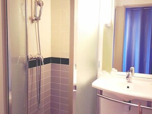 Bathroom - Ibis Budget Arles Palais Des Congres (Arles)