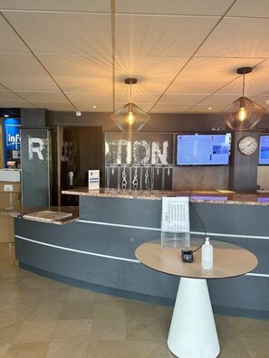 Lobby - Ibis Budget Arles Palais Des Congres (Arles)