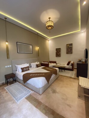 Phòng Suite Deluxe | Bộ đồ giường cao cấp, két bảo mật tại phòng, phòng cách âm 