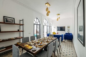 Bao gồm bữa sáng đặc sản địa phương hàng ngày 