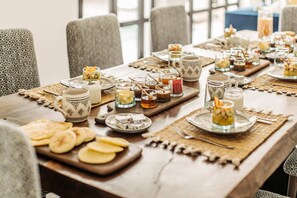 Desayuno de cocina local incluido todos los días