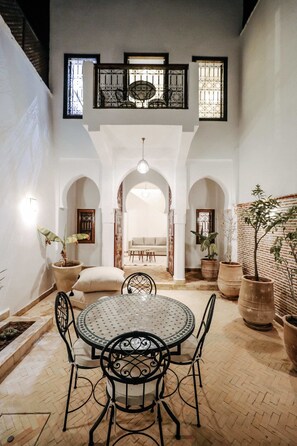 ファミリー スイート 1 ベッドルーム | 高級寝具、セーフティボックス (室内)、防音設備、WiFi (無料)