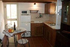 Kühlschrank, Mikrowelle, Wasserkocher mit Kaffee-/Teezubehör