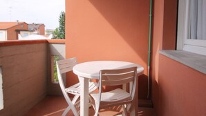 Outdoor dining - Renovated studio flat, 150 meters from the beach with air conditioning (Lido delle Nazioni)