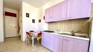 Private kitchen - Renovated studio flat, 150 meters from the beach with air conditioning (Lido delle Nazioni)