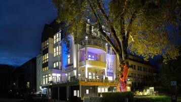 Fassade der Unterkunft – Abend/Nacht