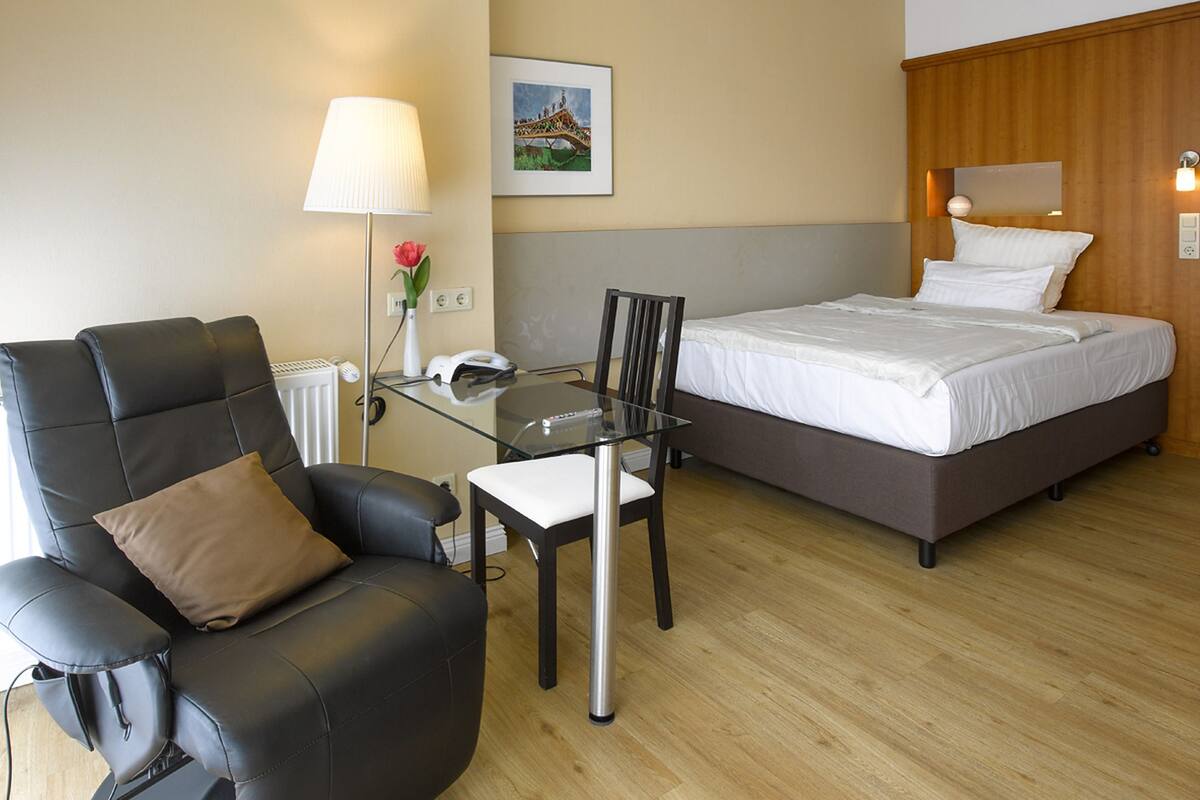 Business Single Room | Hypo-allergenic bedding available, in-room safe, desk