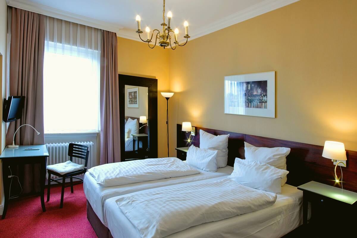 Suite | Hypo-allergenic bedding available, in-room safe, desk