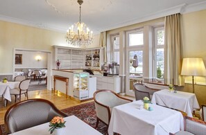 Tägliches Frühstücksbuffet (6 EUR pro Person)