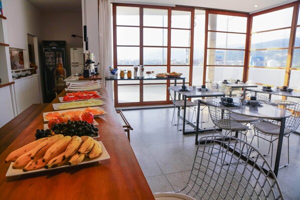 Café da manhã com buffet grátis todos os dias