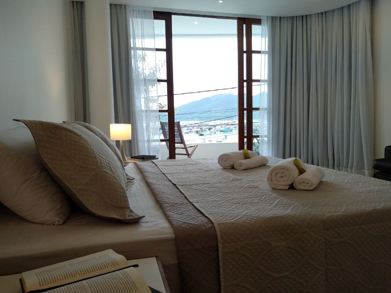 Suíte luxo | 1 quarto, frigobar, escrivaninha, cortinas blackout