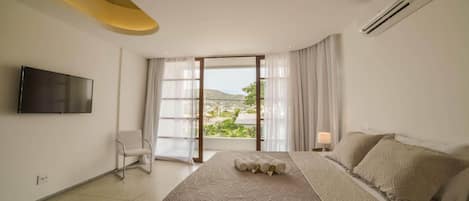 Junior Suite (Deluxe) | 1 bedroom, minibar, desk, blackout drapes