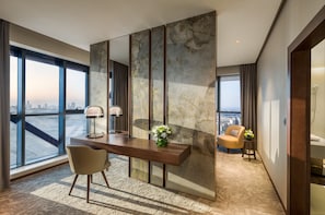 Minibar, Zimmersafe, individuell eingerichtet, Schreibtisch