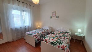 Habitación económica con 2 camas individuales, baño compartido | Cunas gratuitas, camas extra, wifi gratis y ropa de cama 