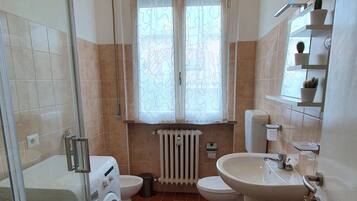 Douche, sĂšche-cheveux, bidet, serviettes fournies
