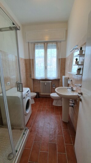 Shower, hair dryer, bidet, towels - Affittacamere Residenza Chiara (Forlì)