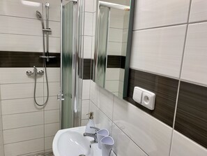 Phòng 2 giường đơn phong cách cổ điển (10) | Phòng tắm | Đồ dùng nhà tắm miễn phí, khăn tắm, xà phòng, giấy vệ sinh