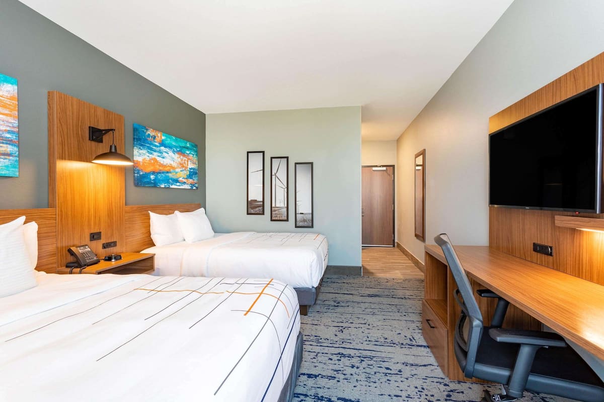 Room, 2 Katil Ratu (Queen), Non Smoking (Pet Friendly) | Tilam berlapik, meja, seterika/papan seterika, Wi-fi 