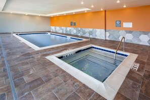 Indoor pool - La Quinta Inn & Suites by Wyndham Limon (Limon)