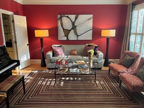 Fernseher, Kamin, DVD-Player, Bücher