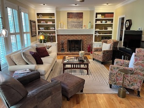 Fernseher, Kamin, DVD-Player, Bücher