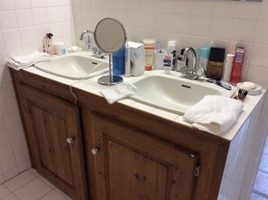 Badewanne, Haartrockner, Handtücher, Seife