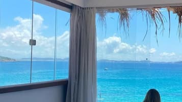 Estúdio King Deluxe (vista para o mar) | 1 bedroom, minibar, blackout drapes, free WiFi
