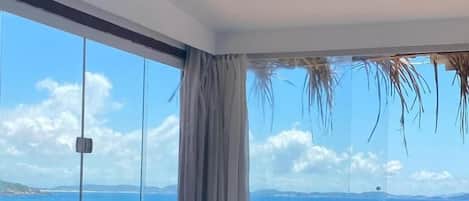 Estúdio King Deluxe (vista para o mar) | Minibar, cortinas opacas, wifi gratis y ropa de cama