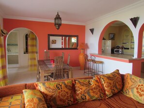 Télévision, lecteur de DVD, table de tennis de table, livres