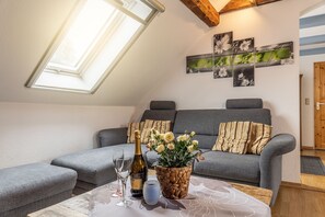 TV, stereo - Earlier Station, today tasteful holiday home: holiday accommodation with c (Wangerland)
