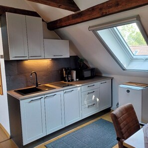 ثلاجة، ميكروويف، موقد طهي مسطح، ماكينة لصنع القهوة/الشاي