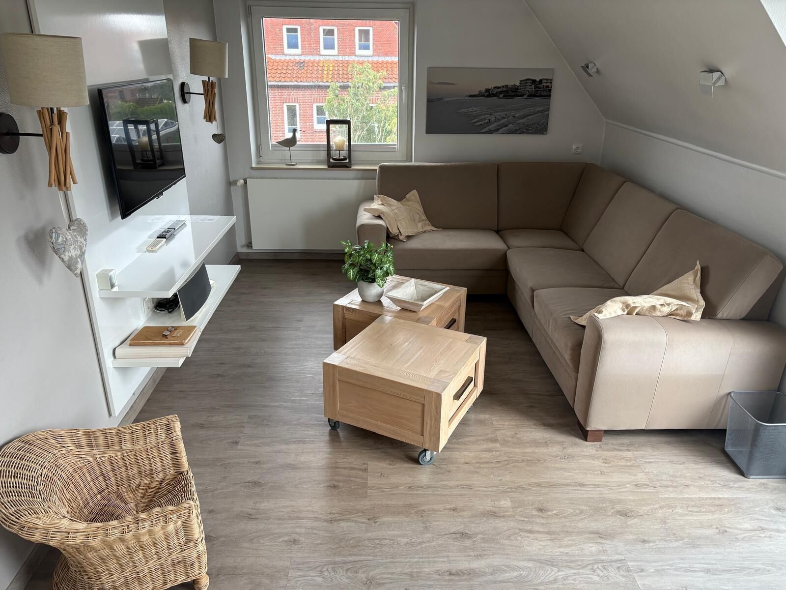 Tv, dvd-afspiller, bøger, stereoanlæg