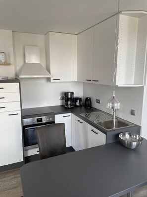 Kühlschrank, Ofen, Geschirrspüler, Wasserkocher mit Kaffee-/Teezubehör