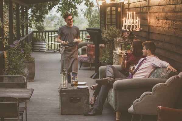 4 restaurants, breakfast, lunch, dinner served; pizza - Hog Deer Creek - At Port Lympne Reserve (Hythe)