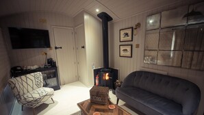Cabin | Living area - Hog Deer Creek - At Port Lympne Reserve (Hythe)