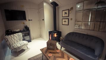 Cabin | Living area | Flat-screen TV, fireplace
