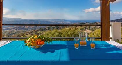 Villa Peristerona Hills - Una villa aislada de piedra que tiene capacidad para 6 personas en 3 dormitorios