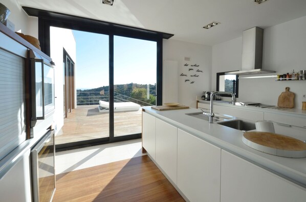 Coffee/tea maker, fridge, microwave, oven - Holiday rental villa with swimming pool in Begur, Sa Tuna (Begur)