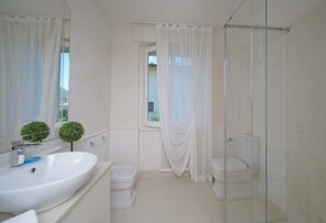 Baignoire, sèche-cheveux, bidet, serviettes fournies