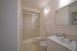 Badewanne, Haartrockner, Bidet, Handtücher