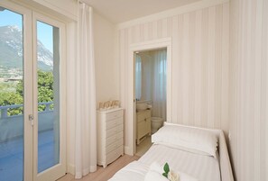 5 chambres, coffres-forts dans les chambres, fer et planche à repasser