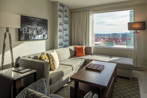 Suite – premium (Regency) | Allergitestet sengetøy, safe på rommet og skrivebord