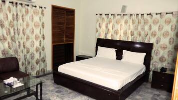 1 chambre, coffres-forts dans les chambres, fer et planche à repasser