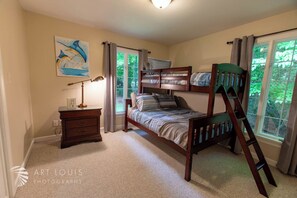 3 bedrooms, in-room safe, iron/ironing board, WiFi