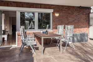 Outdoor dining - Completely on Bquemlichkeit out: The ground floor apartment with its ca. (Harlesiel)