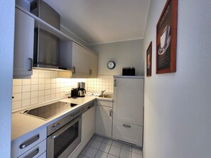 Kühlschrank, Ofen, Geschirrspüler, Wasserkocher mit Kaffee-/Teezubehör