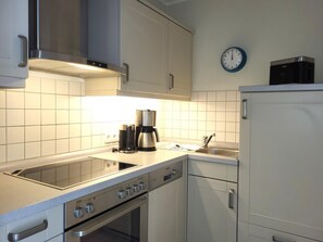 Jääkaappi, uuni, astianpesukone, kahvin-/teenkeitin