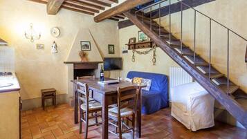 TV, caminetto, tavolo da calcetto, tavolo da ping pong