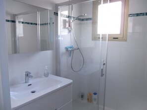 Dusj, toalettartikler (inkludert), hårføner og håndklær