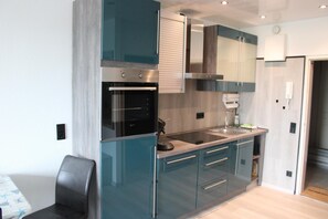 Kühlschrank, Mikrowelle, Herdplatte, Wasserkocher mit Kaffee-/Teezubehör